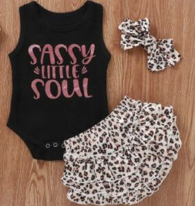 Trends in baby clothes for girls-Graphic onesie with leopard trousers and hair accessories