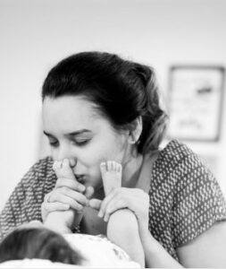 How not to feel guilty about everything?-Mum kissing babies' feet.