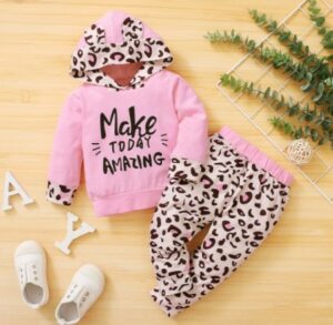 Inexpensive cute baby clothes-Hooded baby clothes set for girls.