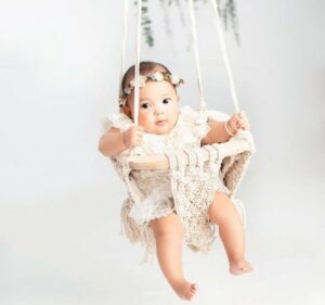 Organic cotton baby's swings-Baby in organic Macramé baby swing.