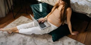 Does Amazon have a Universal registry?-Pregnant lady working on a laptop.